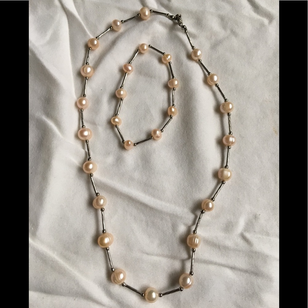 🆑 3/$15 Faux pearl necklace and matching bracelet